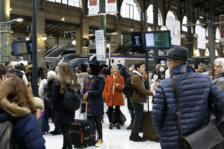 Menschen warten am Bahnhof Paris-Nord auf ihre Züge.