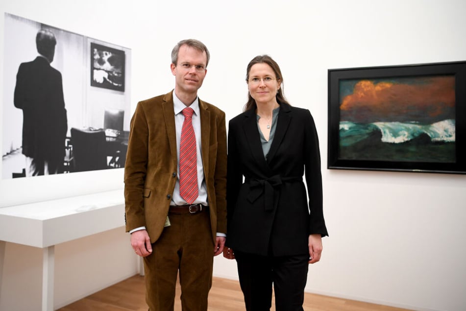 Aya Soika und Bernhard Fulda (links), Kuratoren der Ausstellung "Emil Nolde - Eine deutsche Legende. Der Künstler im Nationalsozialismus " stehen im Museum für Gegenwart neben dem Bild "Brecher" (rechts außen).