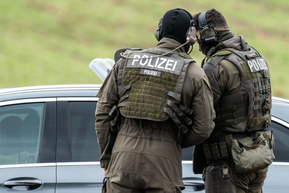 Mehr als zwölf Schusswaffen und Hunderte Kilo Munition: Beziehungsstreit führt Polizei zu riesigem Waffenlager