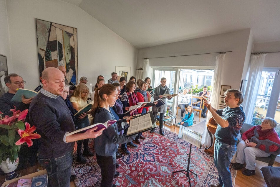 Michael Käppler dirigiert den Chor im Wohnzimmer von Familie Richter.