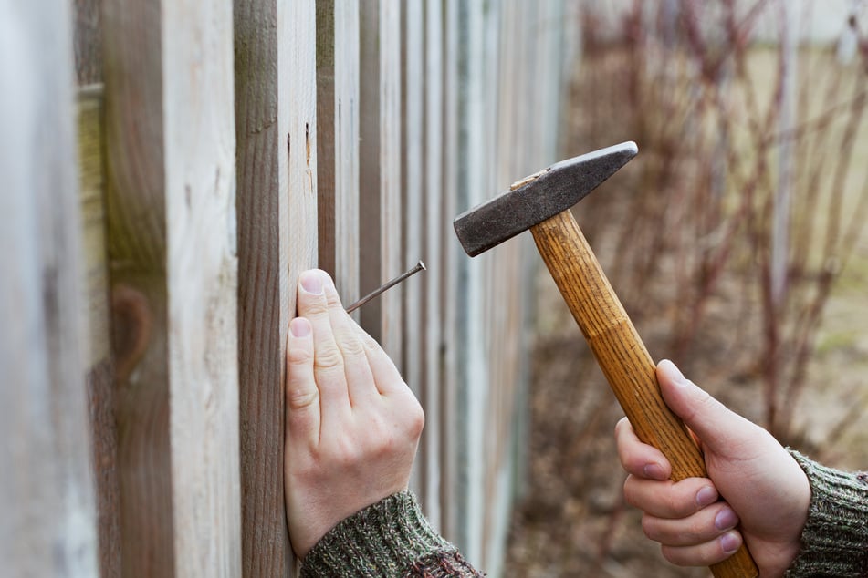 Bei der Arbeit mit Hammer und Nagel kann ein Trick die Finger schützen.