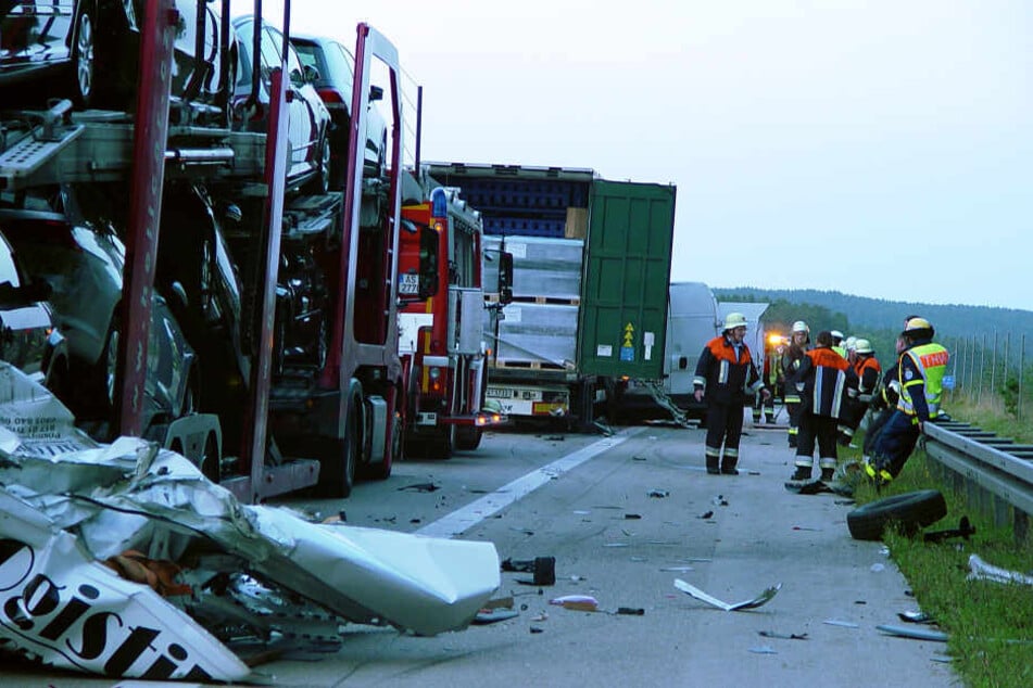 Der Kleintransporter wurde gegen einen Lkw geschleudert.