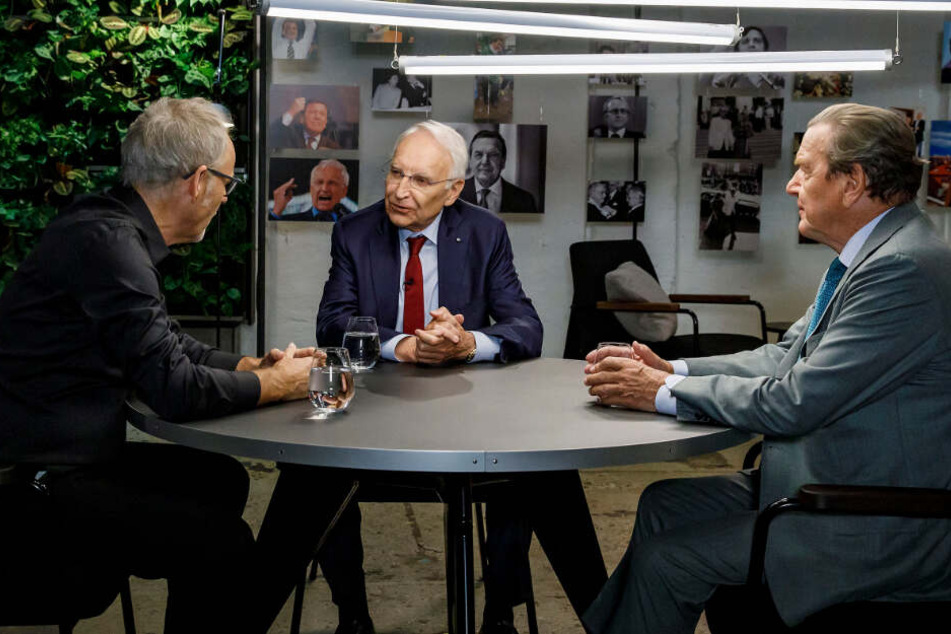 Reinhold Beckmann (von links nach rechts) empfing die ehemaligen Politiker Edmund Stoiber und Gerhard Schröder.