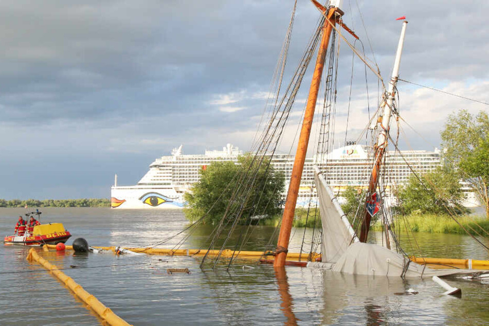 Das einst so stolze Schiff "No. 5 Elbe" liegt nach der Havarie fast komplett unter Wasser.