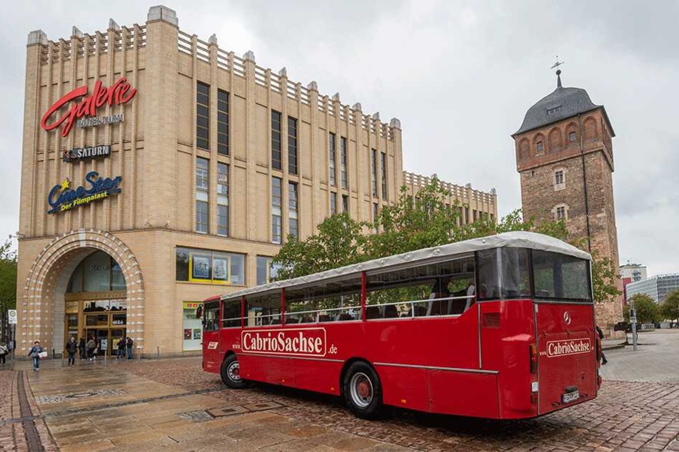 Hoffentlich bald ohne Dachplane: Die nächste Cabriobus-Tour mit dem knallroten Mercedes-Oldtimer findet am 8. Juni statt.