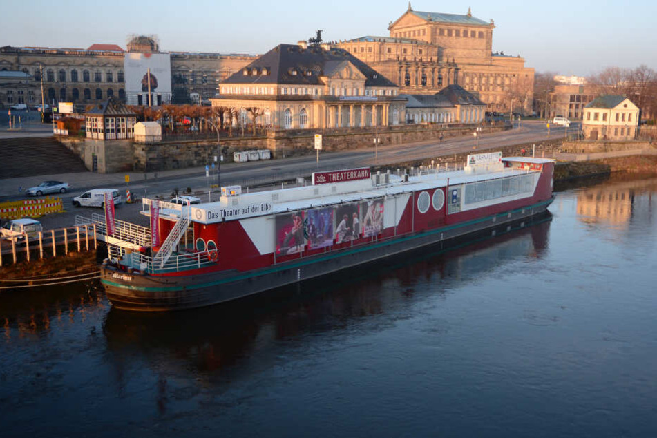 Der Theaterkahn liegt direkt am Terrassenufer an der Augustusbrücke.