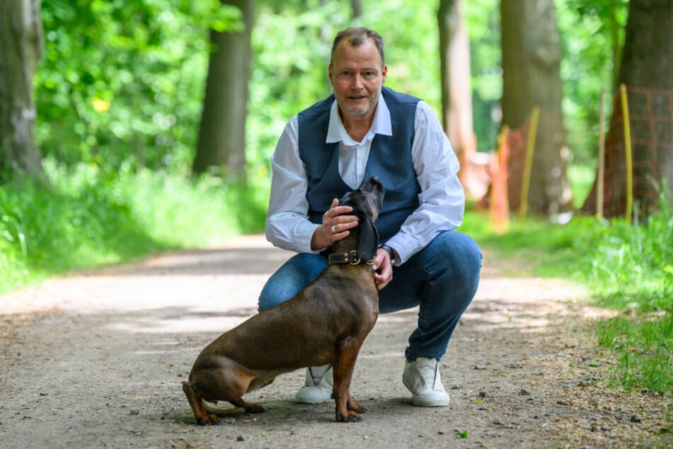 Gunnar Förster (52) lebt nicht mehr nach dem Motto "Schneller, höher, weiter". Er nimmt sich jetzt Zeit - zum Beispiel für Spaziergänge mit dem Familienhund Stella, einem Bayerischen Gebirgsschweißhund.