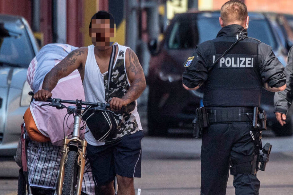Ein ehemaliger Bewohner des Camps verlässt die Gutleutstraße mitsamt seiner Habseligkeiten.