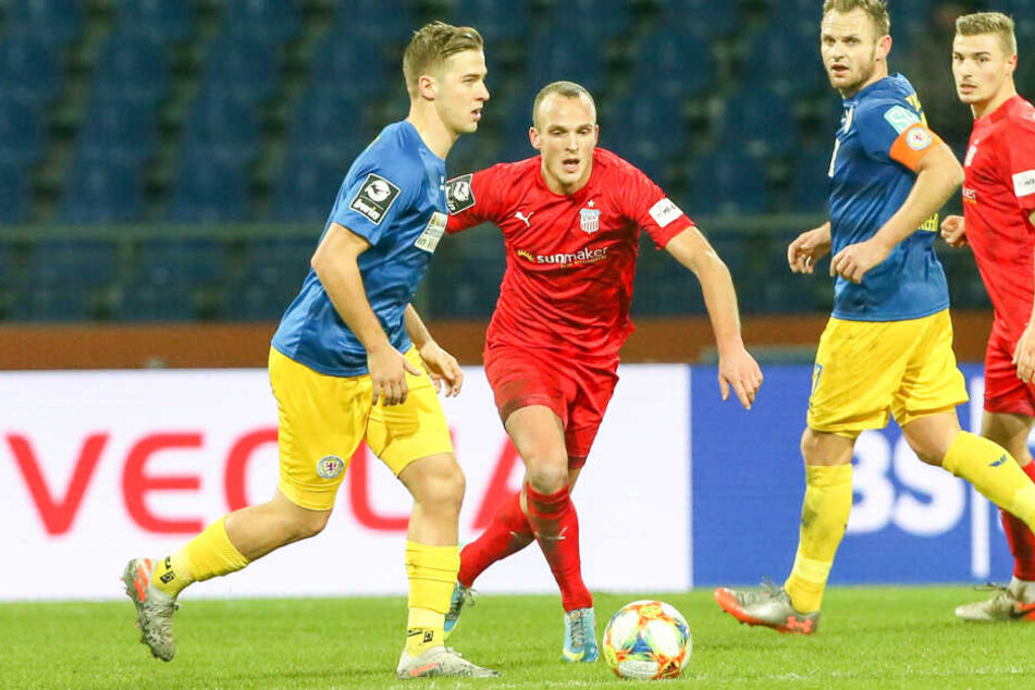 Julius Reinhardt (r., hier gegen Braunschweigs Martin Kobylanski) fand nach der Niederlage der FSV bei der Eintracht viele Kritikpunkte im Spiel seiner Mannschaft.