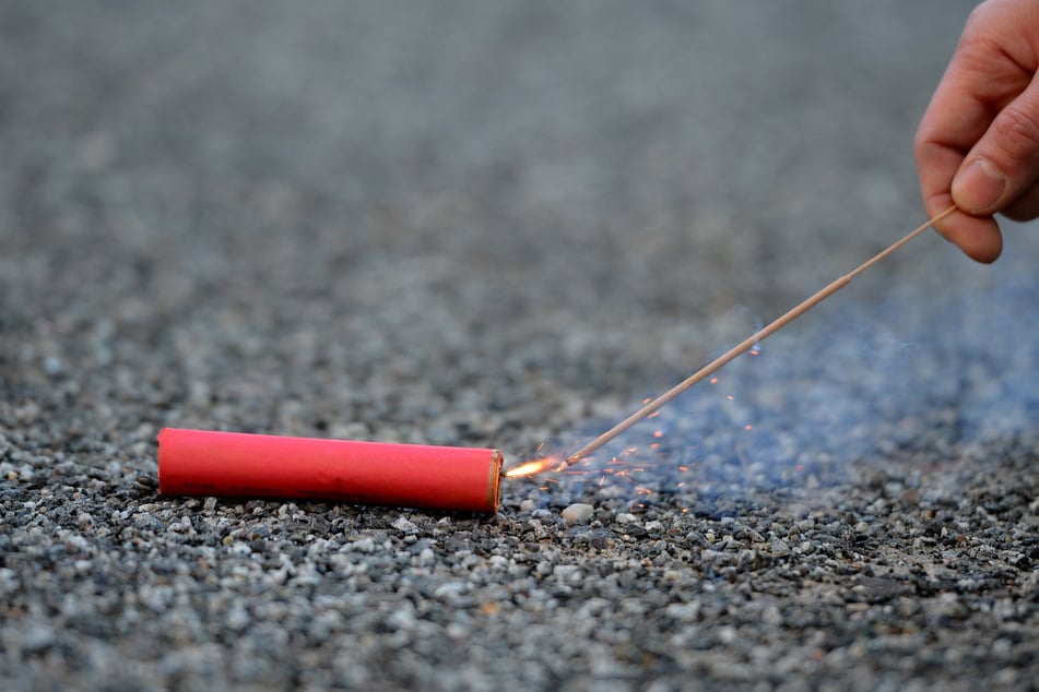 Silvester-Überbleibsel: Kinder zünden Böller – Explosion verletzt beide