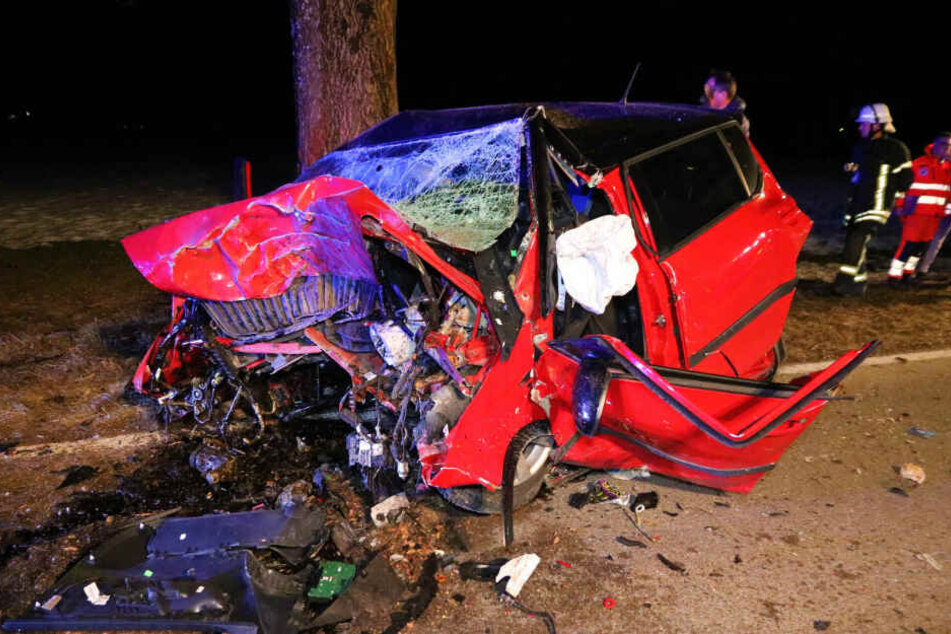 Das Auto ist nur noch ein Wrack.