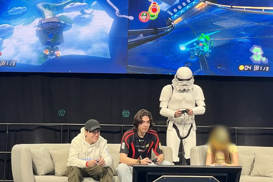 Kennste den? Sitzen ein Kind, zwei Gamer und ein Stormtrooper auf der Bühne und zocken "Mario Kart" ... Auf der Messe entstehen teils unerwartete Szenen.