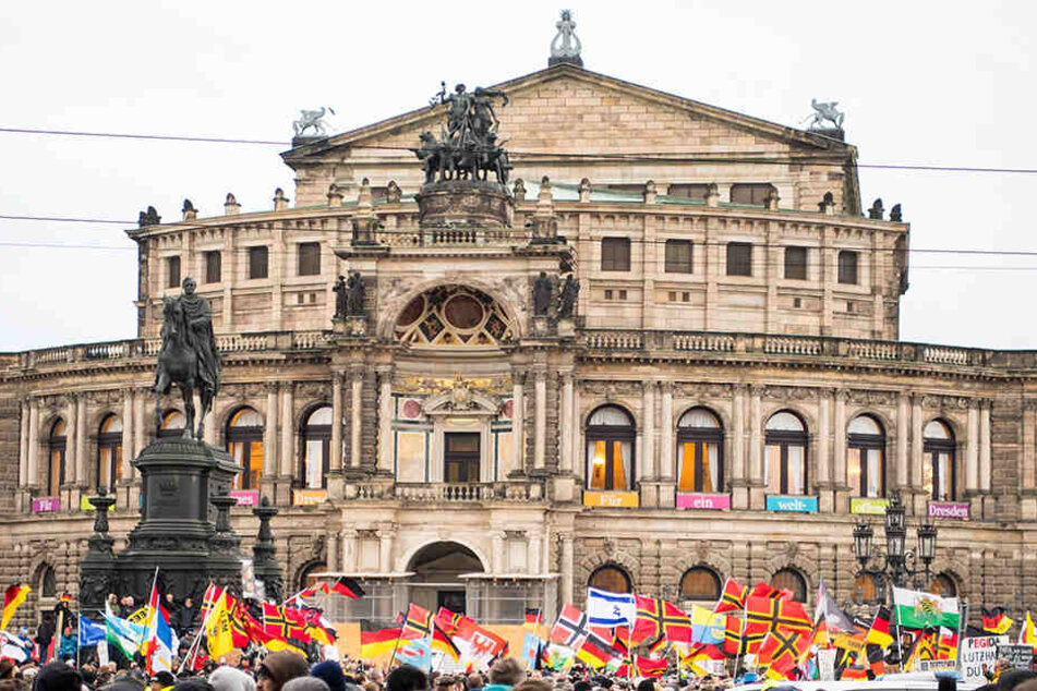 Die Aussagen von Pegida-Demonstranten über den Mord an dem CDU-Politiker Lübcke lösen Fassungslosigkeit und Empörung aus. Die Justiz hat sich bereits eingeschaltet.