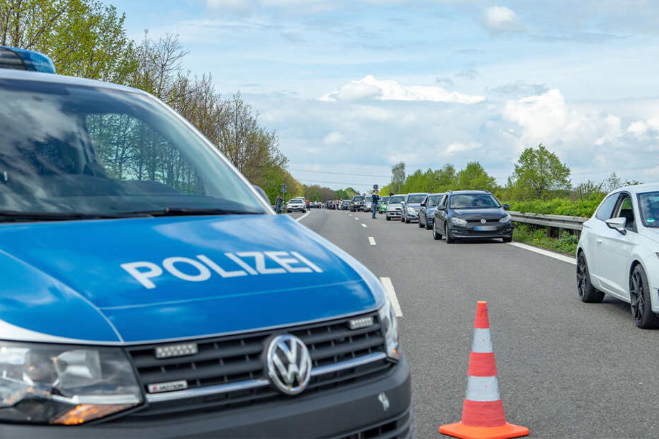 Die B93 wurde nach dem Unfall gesperrt, es gab einen langen Stau.