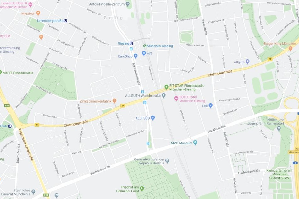 In der Chiemgaustraße in München hat ein Mann ein ahnungsloses Opfer mehrfach attackiert.