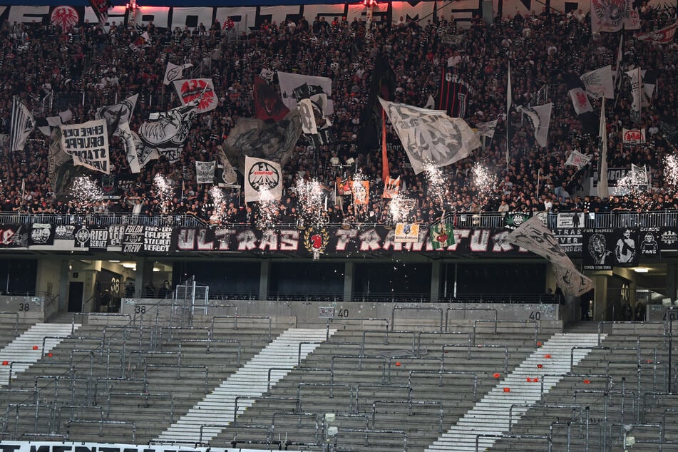 Sie konnten es erneut nicht lassen: Trotz einer aufgrund von Sanktionen halb gesperrten Nordwestkurve zündelten die SGE-Fans vor Anpfiff weiter fleißig mit Feuerwerkskörpern.