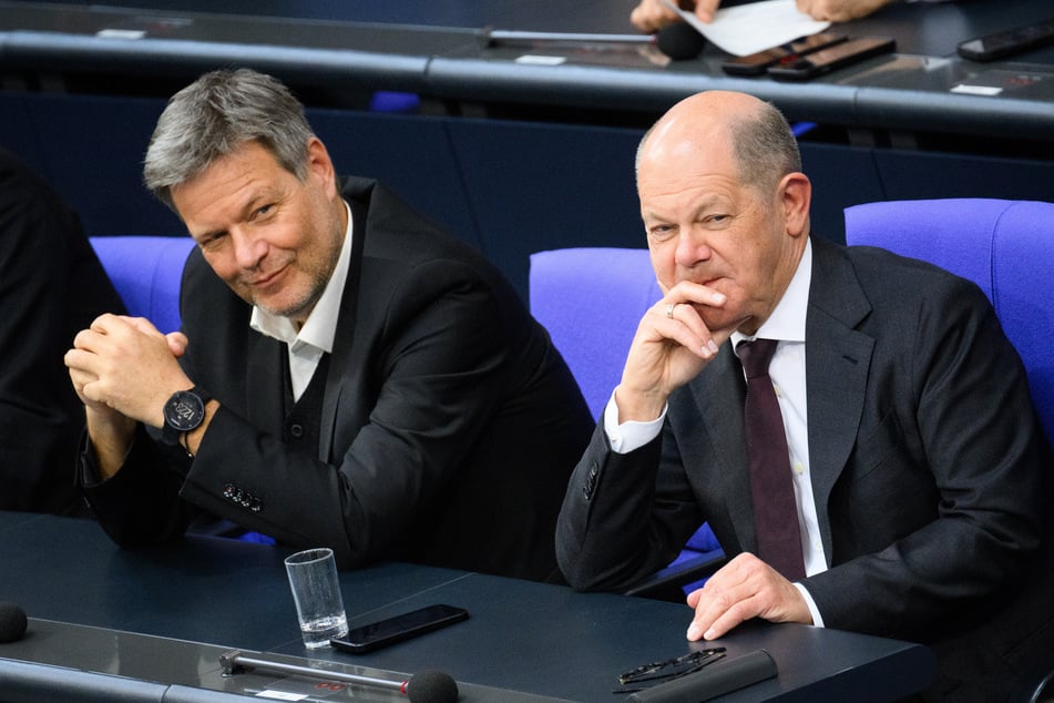 Deutlich beliebter als ihre Nachfolger: Ex-Kanzler Olaf Scholz (67, SPD, r.) und der frühere Wirtschaftsminister Robert Habeck (56, Grüne). (Archivfoto)