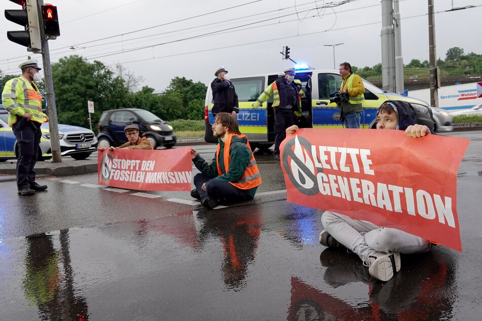 Seit dem Jahr 2022 kleben sich Klimaaktivisten der "Letzten Generation" an vielbefahrenen Straßen fest.