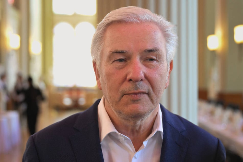 Klaus Wowereit (72, SPD) zeigt sich gelassen angesichts des neuen CDU-Wahlplakats, für das die Macher sich augenscheinlich bei ihm bedient haben.