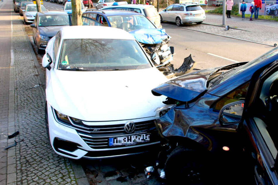 Drei Personen sollen bei dem Unfall verletzt worden sein.