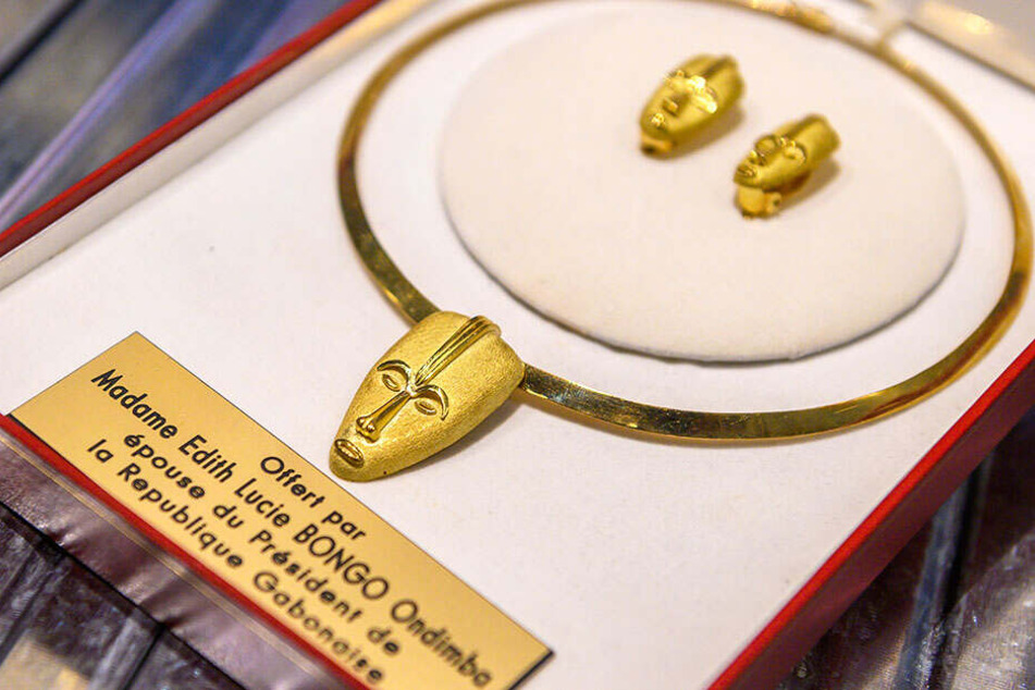 Der Staatspräsident von Gabun samt Gattin schenkte Georg Milbradt 2005 dieses Schmuckset aus Gold