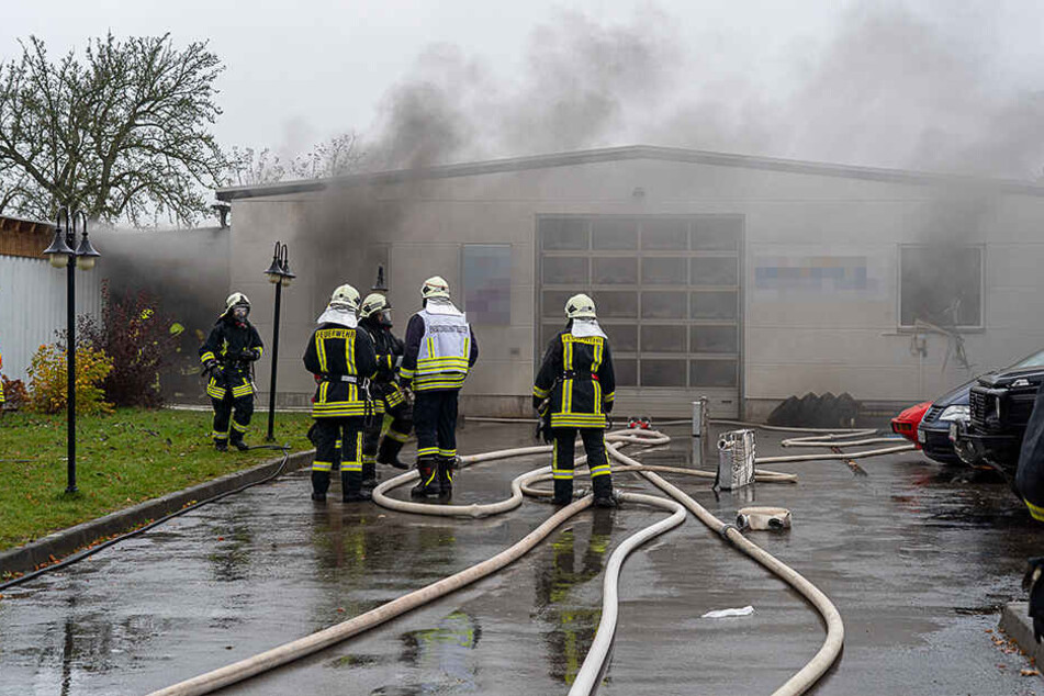 In der Werkstatt war am Samstag ein Auto in Brand geraten.
