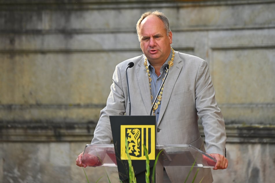 OB Dirk Hilbert (53, FDP) schmückt sich gern - nicht nur mit seiner Amtskette, sondern auch mit erfolgreichen Sportlern. Dafür tut er seinen Teil.