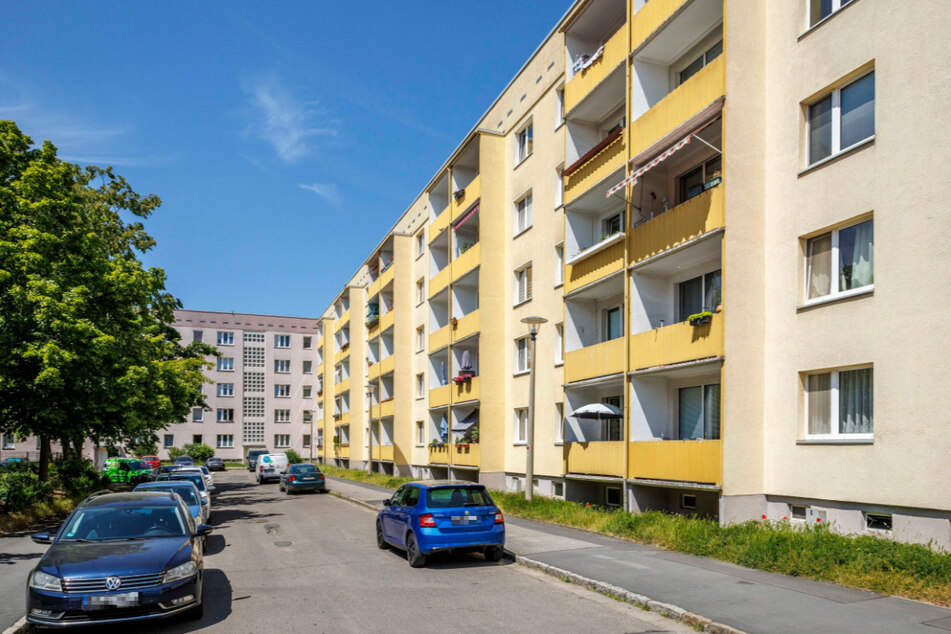Einer von 3000: Dieser Wohnblock in Seidnitz könnte vom geplanten Eigentümerwechsel betroffen sein.