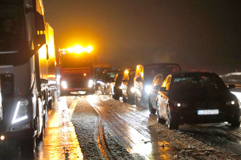 Durch die Sperrung gab es am Samstagmorgen einen langen Stau auf der Autobahn.
