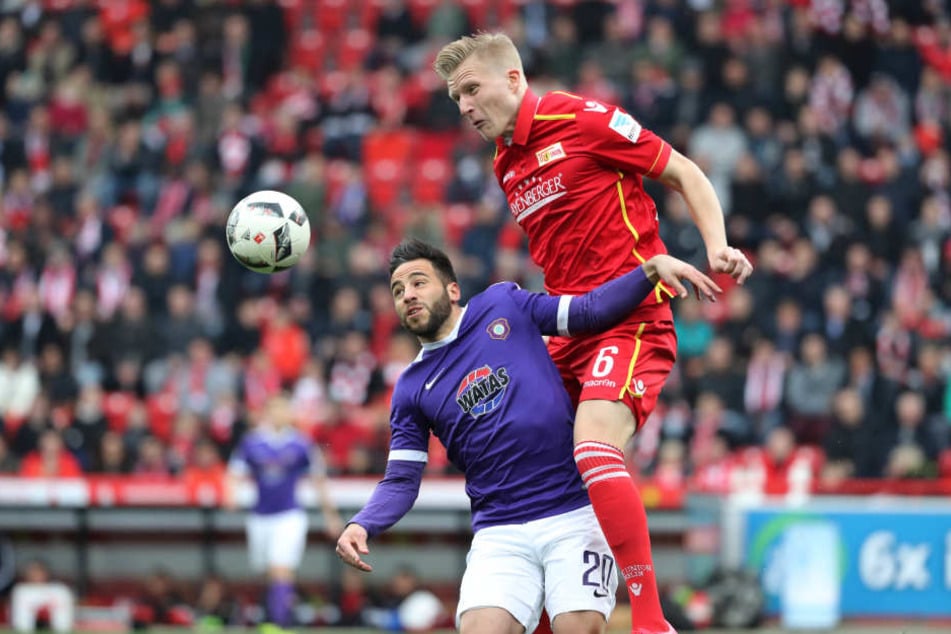Unions Kristian Pedersen (r.) im Kopfballduell mit Aues Torschützen Calogero Rizzuto.