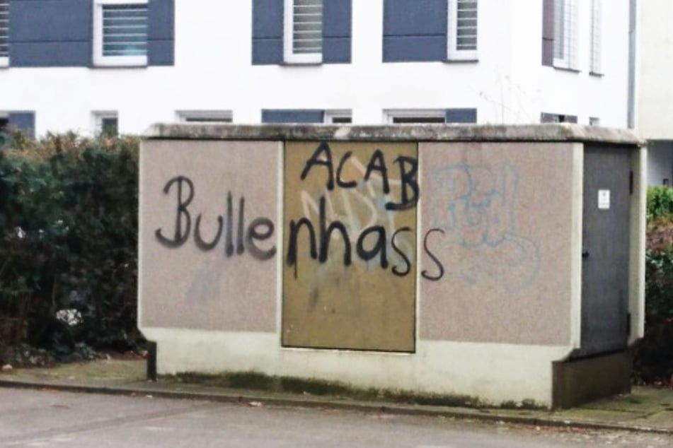 "ACAB" und "Bullenhass" sind die Lieblingsparolen der Polizei-Hasser.
