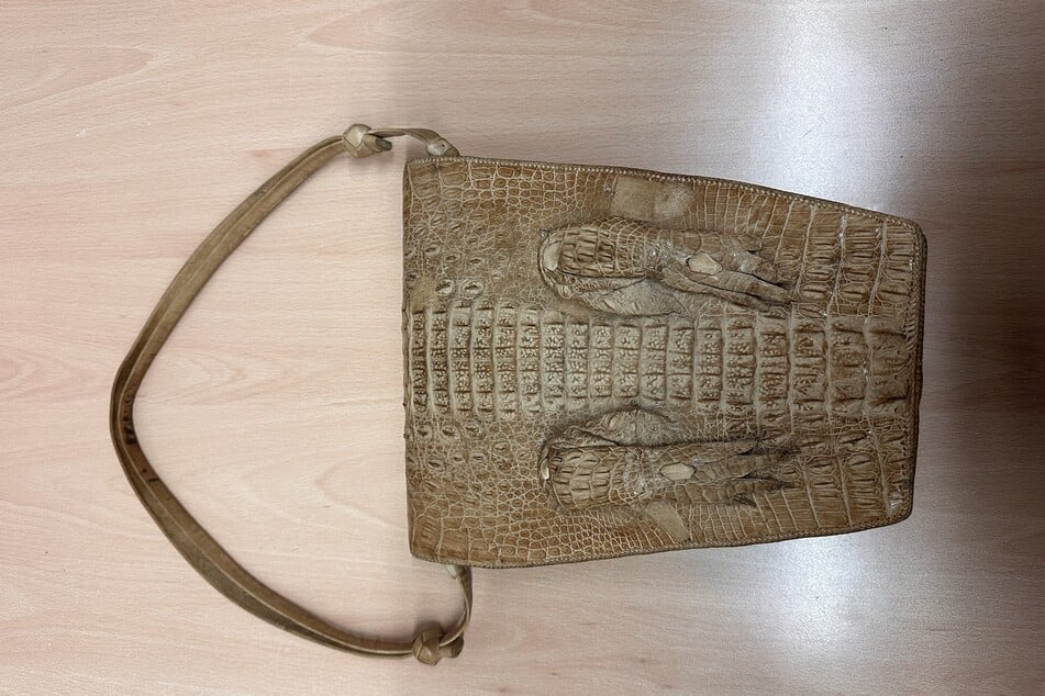 An der Tasche befanden sich neben dem Kopf sogar noch die Füße des Krokodils.