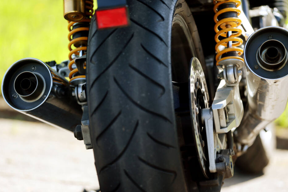 Der 53-Jährige war mit seinem 35-jährigen Sozius auf einem Motorrad unterwegs und stieß im Kreuzungsbereich mit der Radfahrerin zusammen. (Symbolbild)