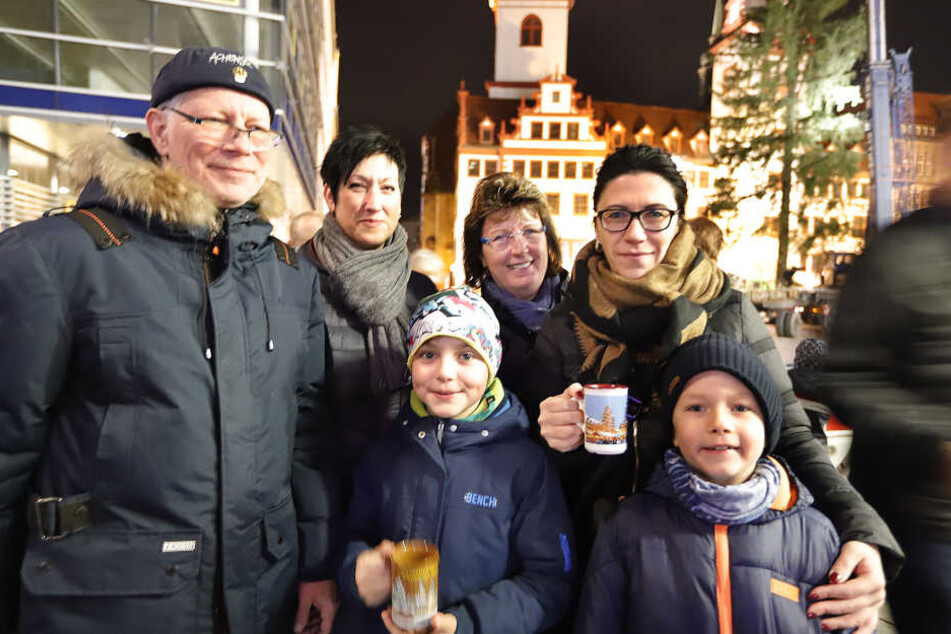 Mag es weniger kahl: Die Chemnitzerin Anja Möhler (2.v.r.), die sich mit Sohn Julian (8, r.) und ihren Freunden die Weihnachtsbaum-Errichtung anschaute.