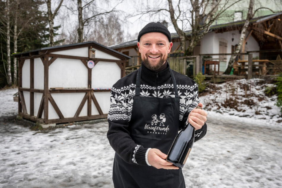 "Weinfreund" Francesco Karnapp (38) verkauft am Sonntag 28. die Glühweinreste vom vergangenen Weihnachtsmarkt.