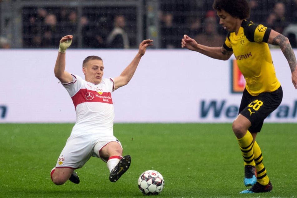 Wirft sich gegen Dortmunds Axel Witsel mit allem rein, was er hat: VfB-Sechser Santiago Ascacíbar (l.).