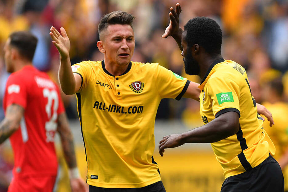 Erich Berko (r.) und Baris Atik klatschen ab. Die beiden Dribbelkünstler haben in der Winterpause auf sich aufmerksam gemacht.