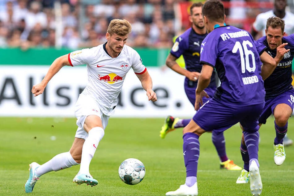 Mit viel Tempo dribbelt Leipzigs Angreifer Timo Werner (links) auf gleich mehrere Osnabrücker Gegenspieler zu.