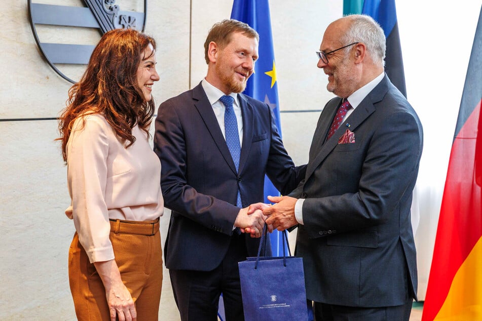 Alar Karis (67, r.) schenkte Michael Kretschmer (50, CDU) Honig.