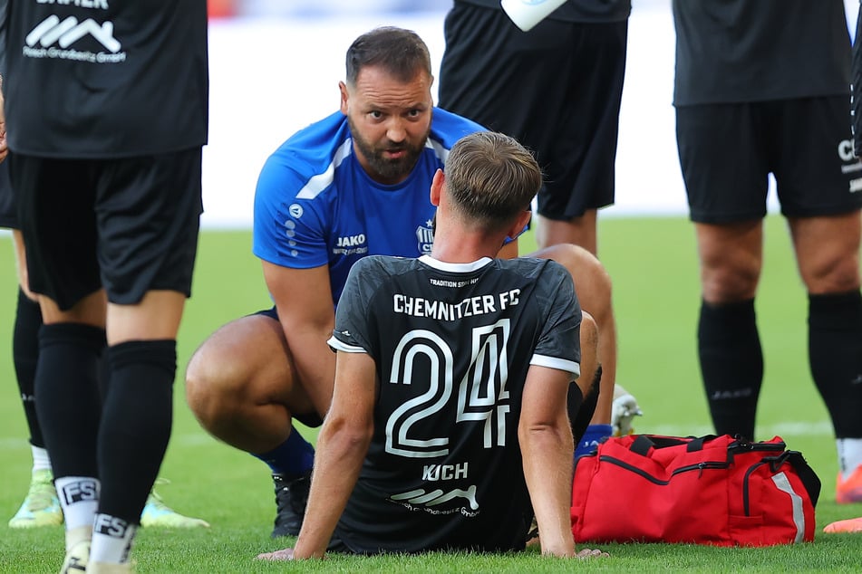 CFC-Spieler Jan Koch (Nummer 24) musste nach 36. Minuten raus. Damit beklagt der CFC den nächsten Verletzten.