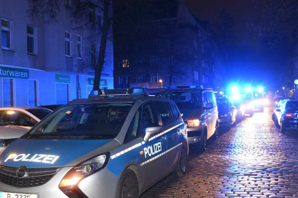 Polizeiwagen stehen in der Kameruner Straße.