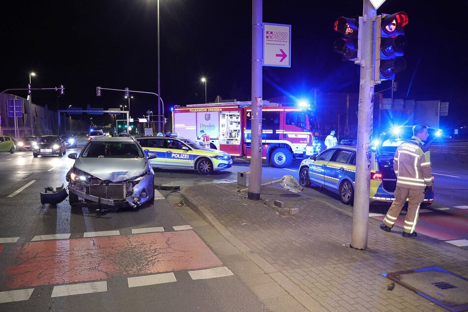 Auch der am Unfall beteiligte Toyota Auris wurde stark beschädigt - vermutlich Totalschaden.