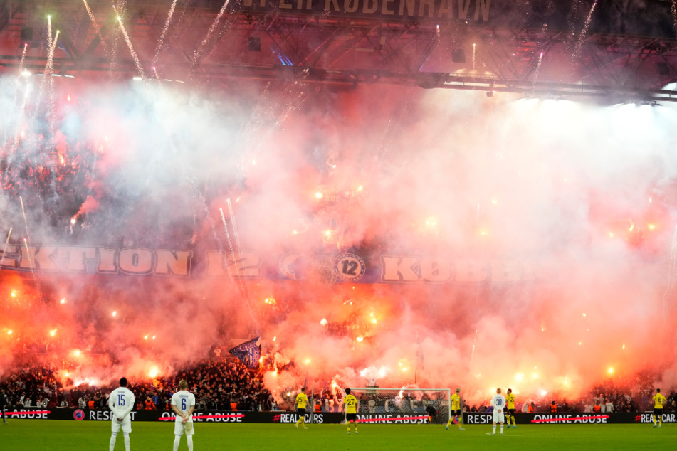 Die Fans in Kopenhagen zündeten während der Partie Pyrotechnik.