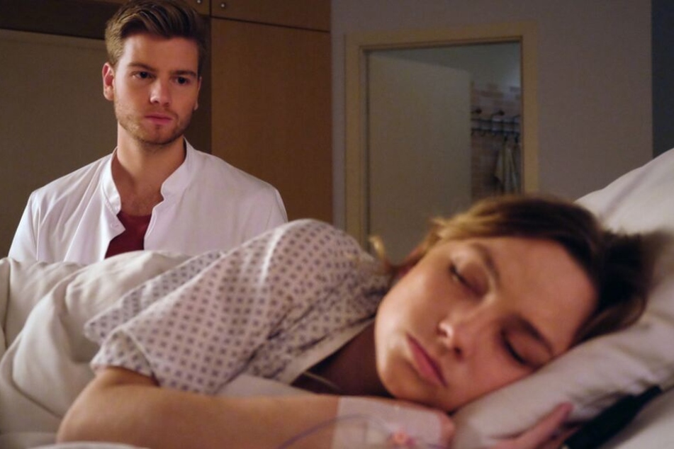 In der Sachsenklinik wird es mysteriös: Was genau meint Sophie Koch, wenn sie sagt, dass Florian Klein nicht der ist, der er vergibt zu sein?