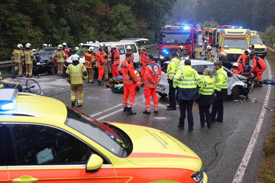 Crash zwischen Autos und Transporter: Sechs Verletzte, darunter Kinder