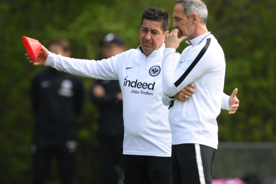 Adi Hütter (re.) und sein Co-Trainer Christian Peintinger tüfteln an der Taktik gegen die Hertha.