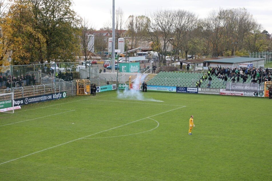 Auch Pyrotechnik wurde während des Spiels gezündet.