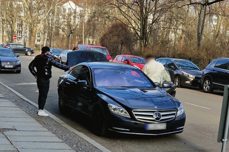 Unter Mercedes geht es nicht: Im schicken CL 500 ließ sich Flüchtling Bilal A. von seinem Bruder (22) zum Gericht fahren - und danach wieder nach Hause.