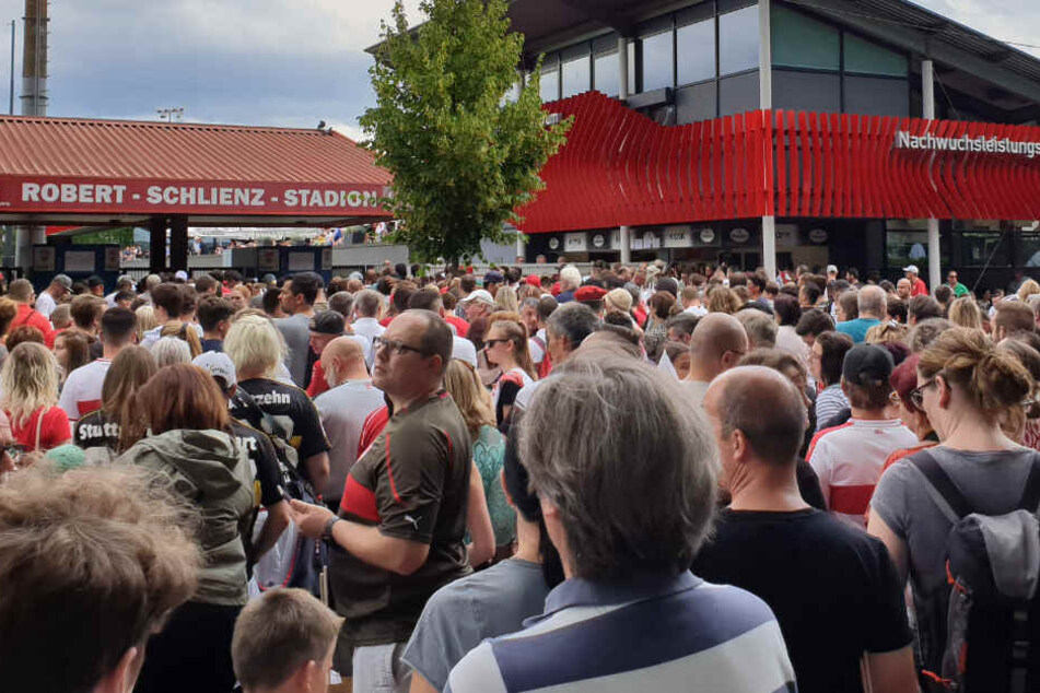 Die VfB-Fans stehen vor dem Eingang des Robert-Schlienz-Stadions in Bad-Cannstatt, wo das erste offizielle Training abgehalten wird.