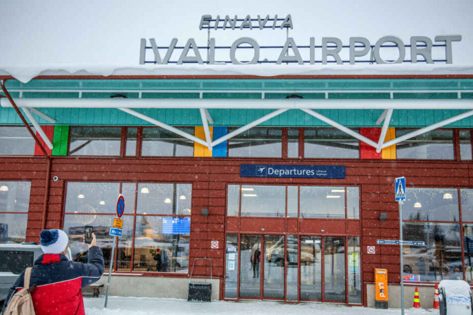 Ein Passant steht vor dem Ivalo Flughafen.